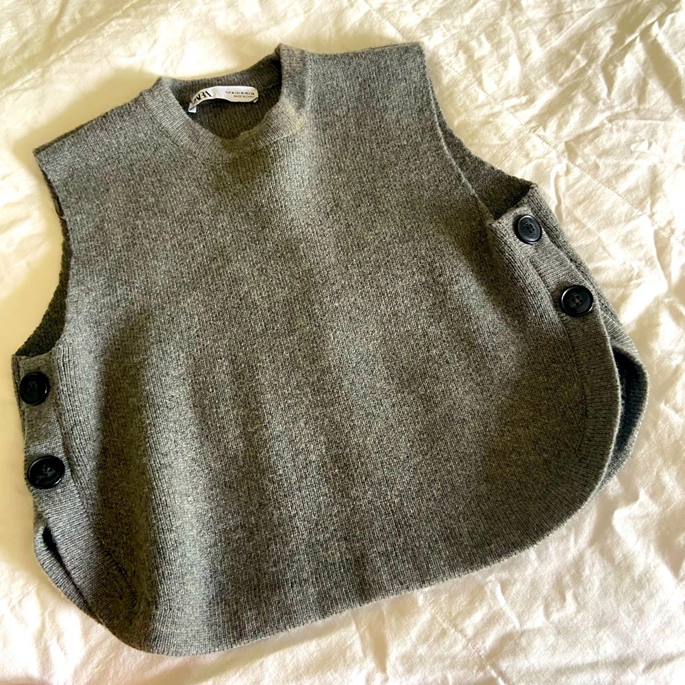 Zara knit cropped vest with accent buttons